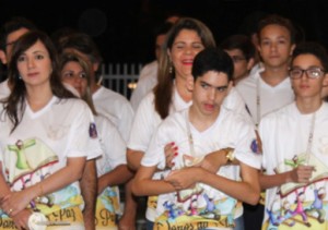 Catequizandos adultos recebem o Corpo de Cristo pela primeira vez